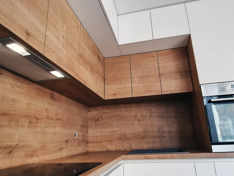 Detalji kuhinje po mjeri s drvenim oblogama