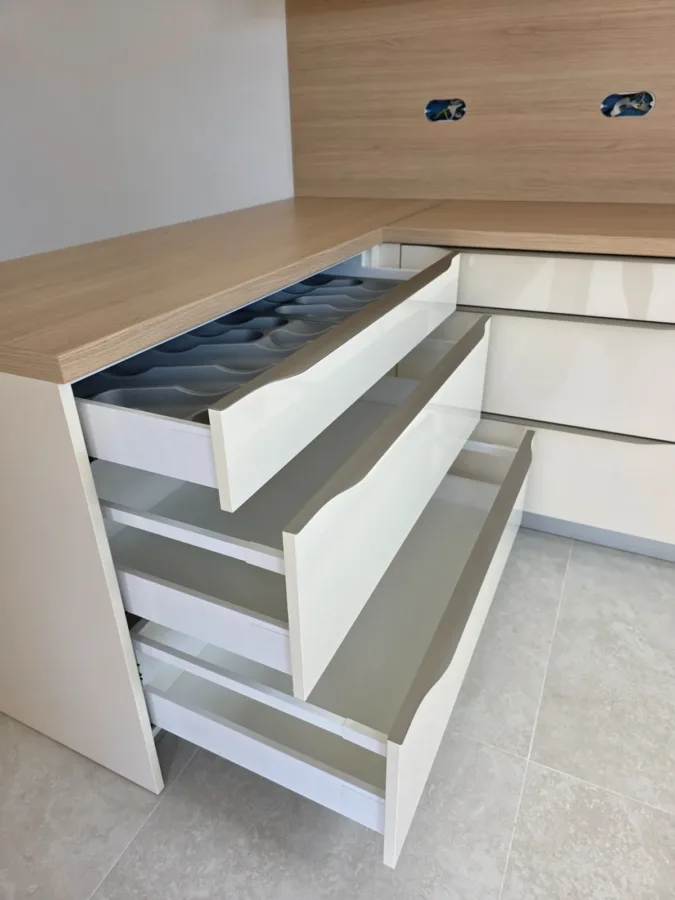 Kuhinja po mjeri s ladicama i modernim okovom